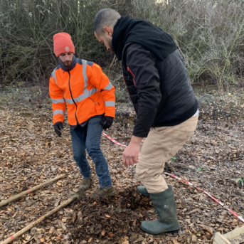 2 hommes plantent des arbres