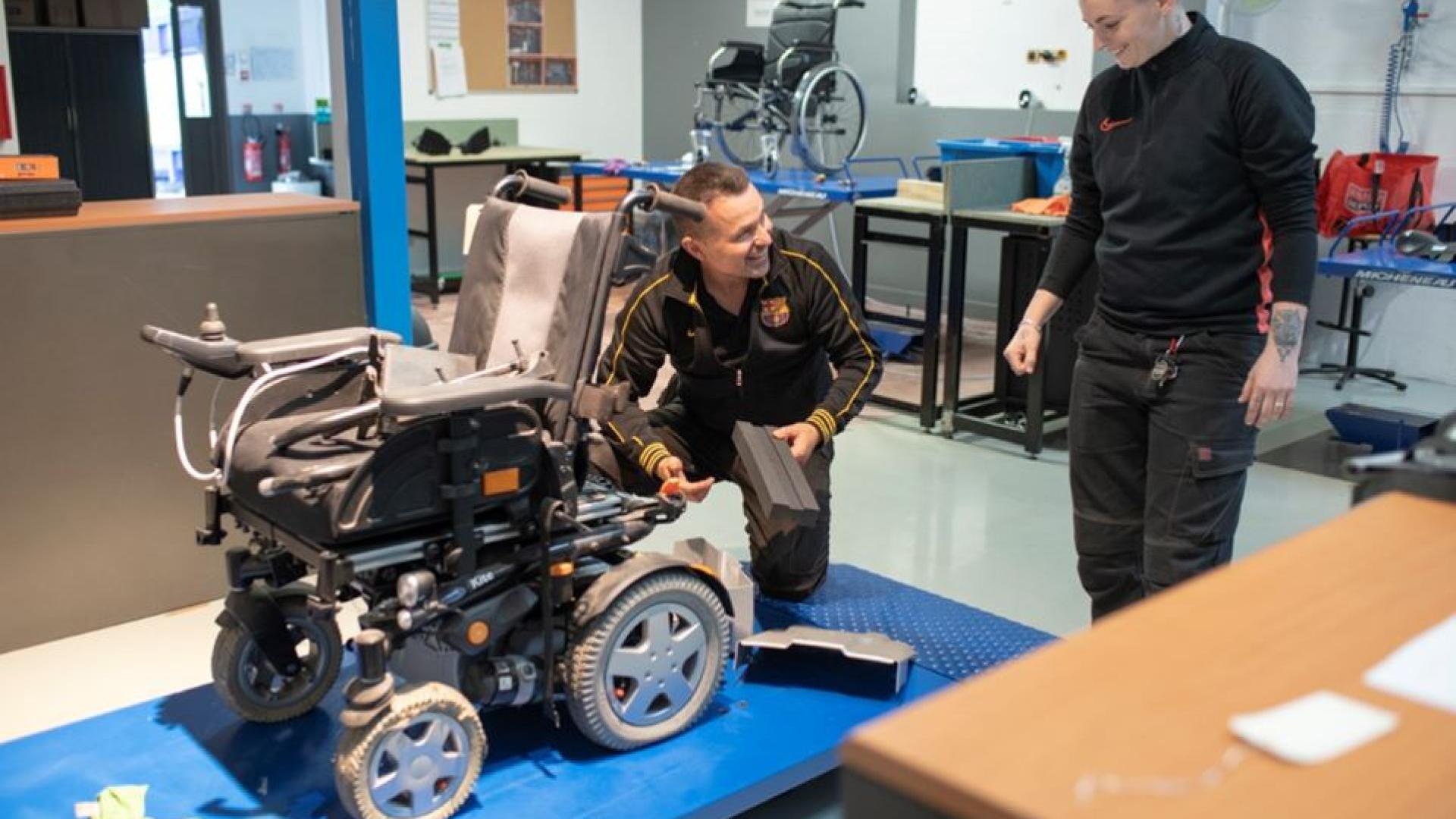 Personnes travaillant sur un fauteuil roulant