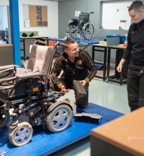 Personnes travaillant sur un fauteuil roulant