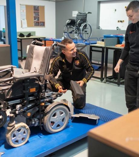 Personnes travaillant sur un fauteuil roulant