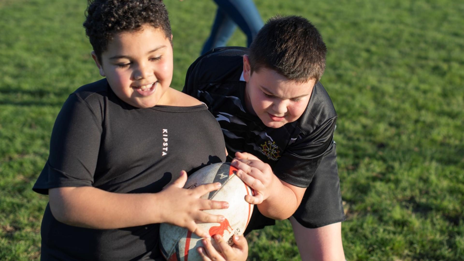 Enfants jouant au rugby