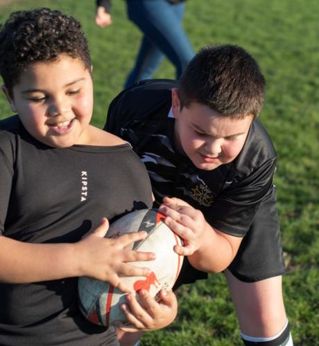 Enfants jouant au rugby