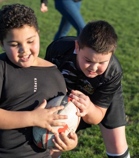 Enfants jouant au rugby