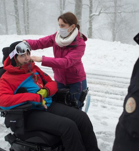 personne dans un fauteuil roulant avec 2 personnes