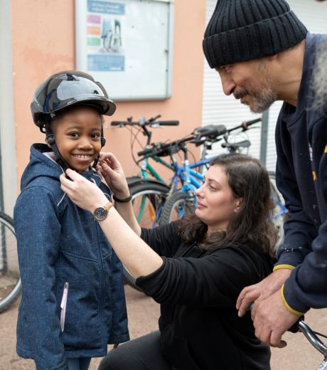 Une femme met un casque de vélo à une jeune fille
