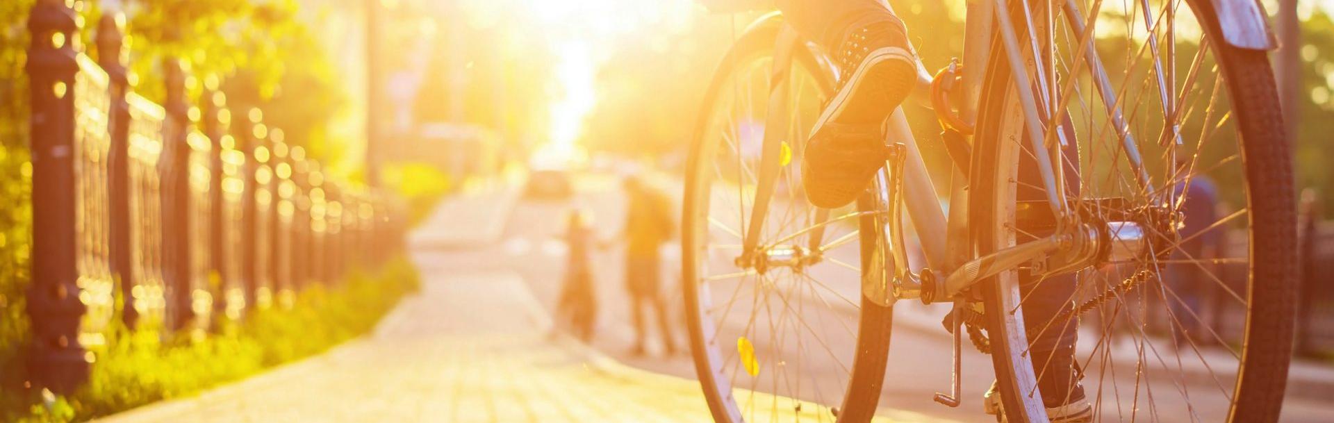 un vélo en plein de coeur de la ville, lors d'un coucher de soleil