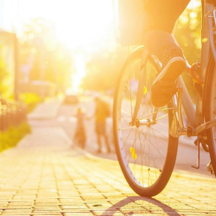 un vélo en plein de coeur de la ville, lors d'un coucher de soleil