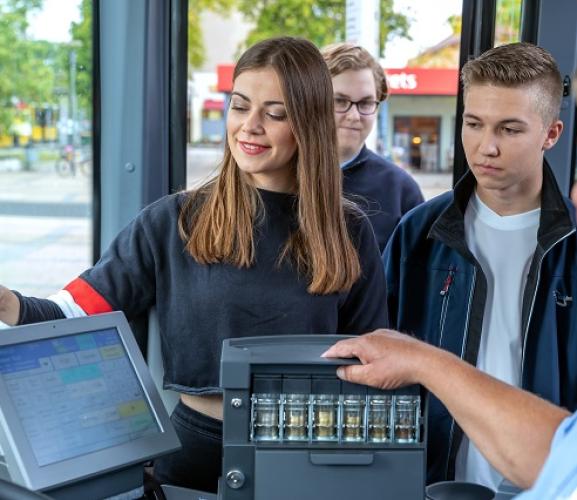 Relation clients Une jeune fille valide son pass dans un bus