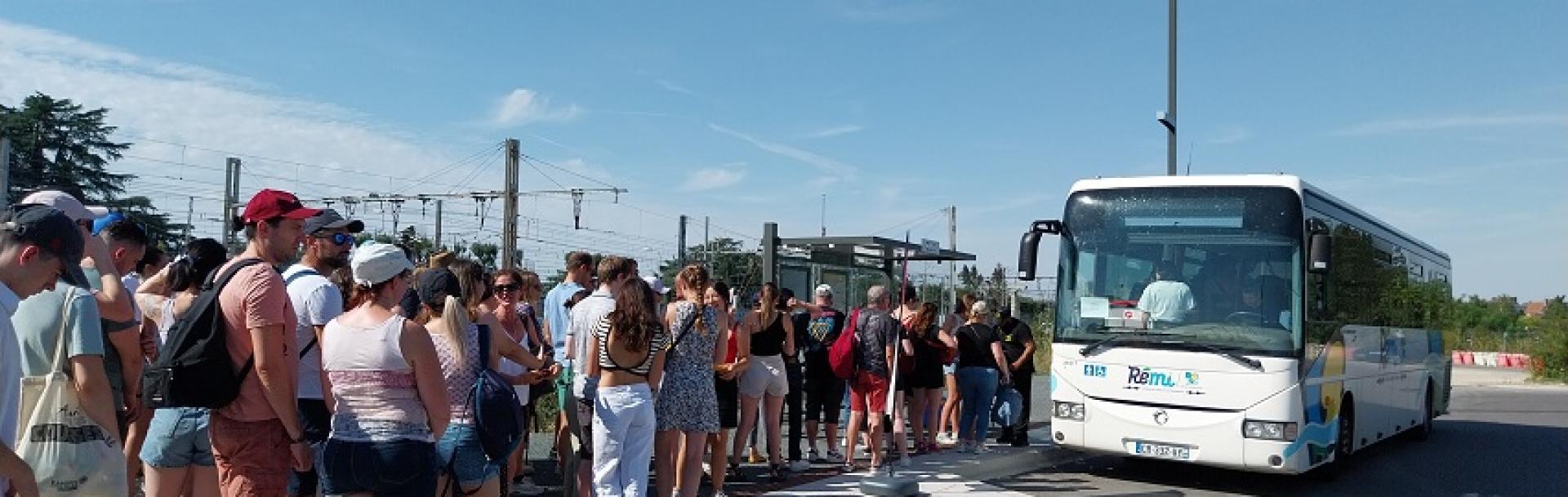 File de festivaliers qui montent dans un bus du réseau Rémi 41