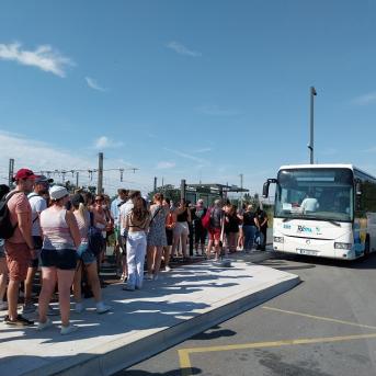 File de festivaliers qui montent dans un bus du réseau Rémi 41