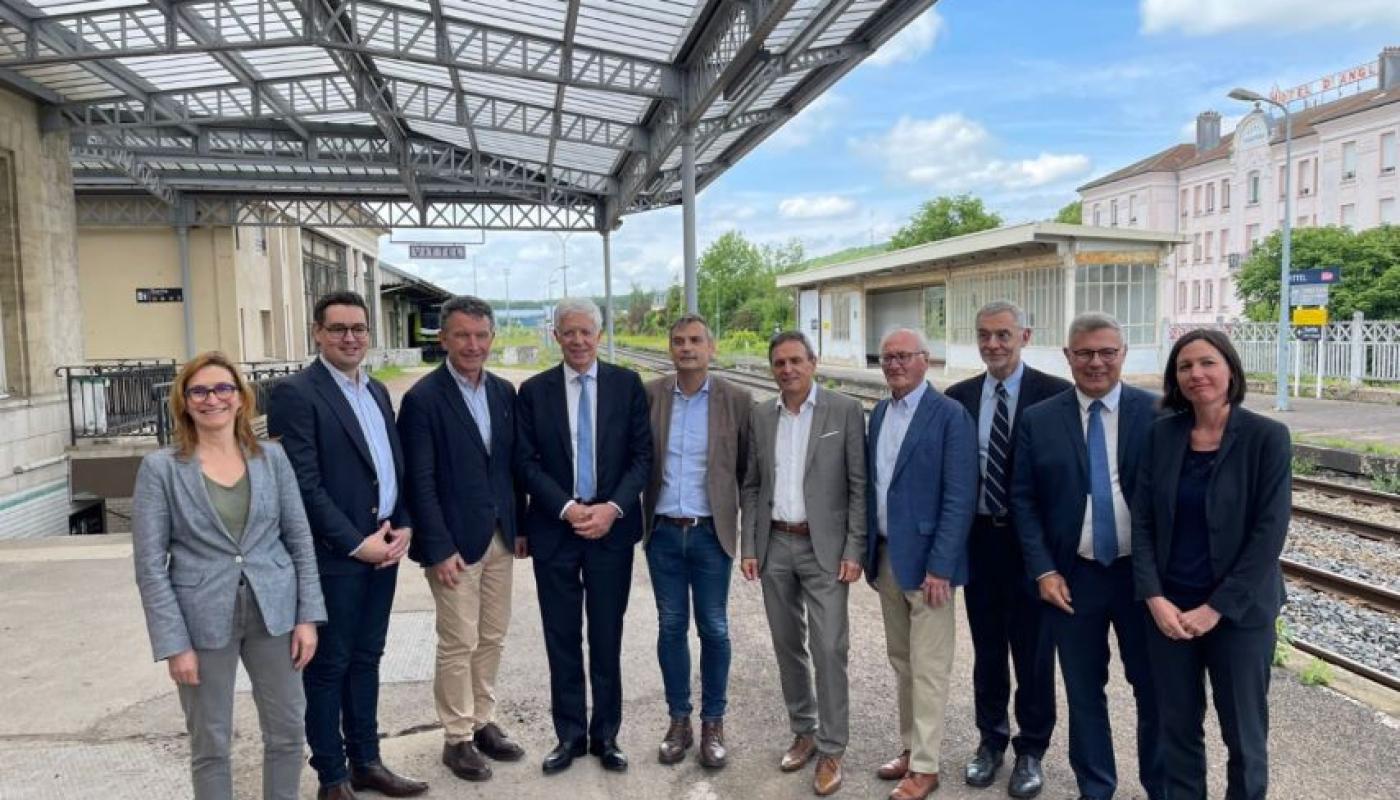 Dans la gare de Vittel, de gauche à droite Magali Debatte Directrice régionale Banque publique des Territoires Thibaud Phillips, Vice Président Transport Région Franck Leroy Président de la Région Grand Est Thierry Bodard, Président de NGE Concessions Franck Perry maire de Vittel Yves Séjourné, maire de Mirecourt Luc Gerecke, maire de Contrexéville Thierry Mallet Edouard Hénaut Alix