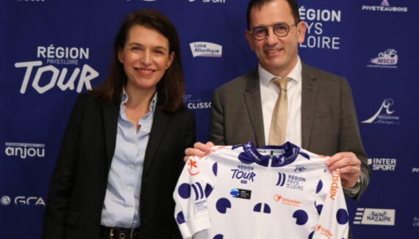 Jean-Louis Lehuger et Christelle Morançais présentent le maillot du meilleur grimpeur
