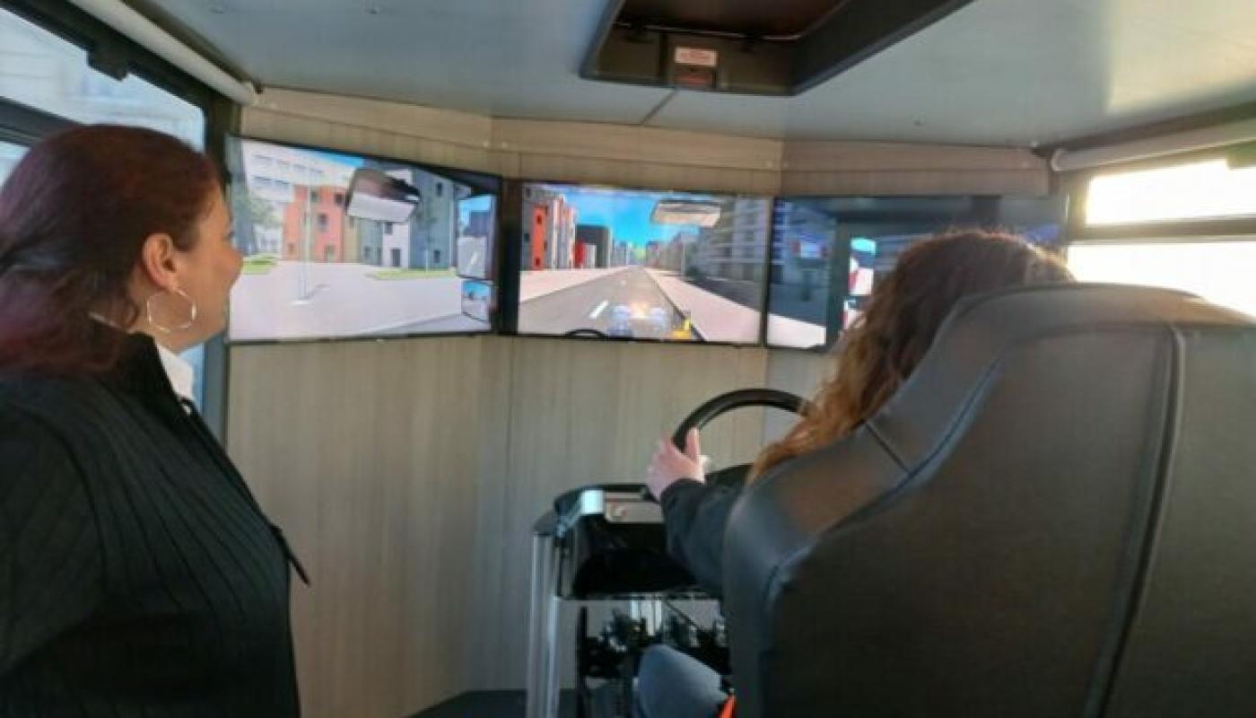 Simulateur de conduite Marie Hélène NACCARATO Formatrice conseille les apprentis conducteurs