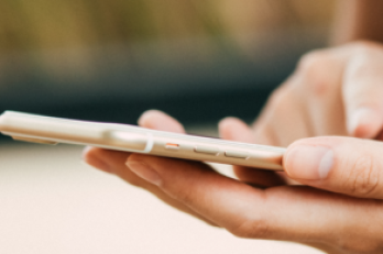 Téléphone dans la main d'une femme