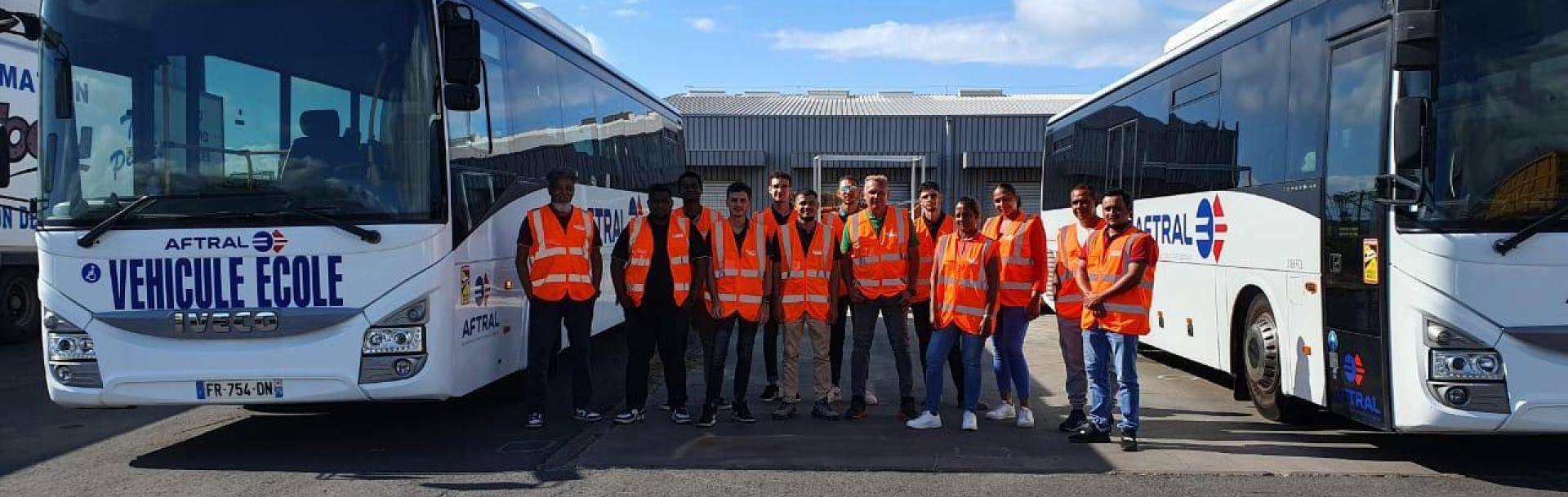 Photo de groupe devant des bus Stagiaires Formation Conducteurs Académie by Transdev à La Réunion