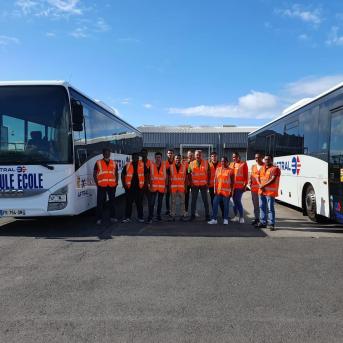 Photo de groupe devant des bus Stagiaires Formation Conducteurs Académie by Transdev à La Réunion