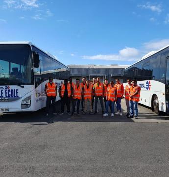 Photo de groupe devant des bus Stagiaires Formation Conducteurs Académie by Transdev à La Réunion