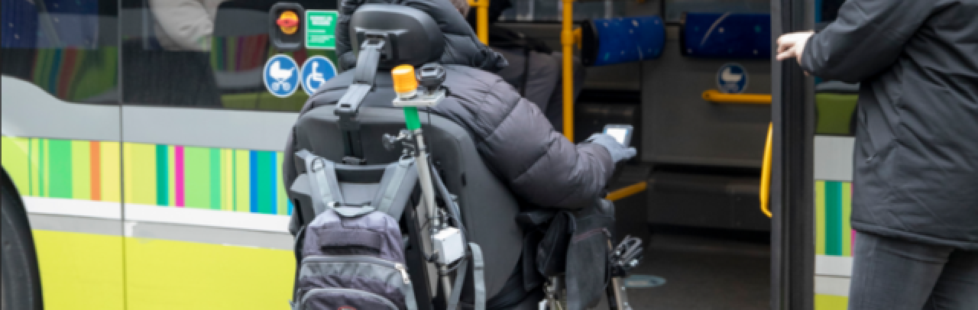 Personne en fauteuil roulant qui accède à un bus de la STAS via une rampe