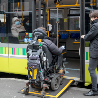 Personne en fauteuil roulant qui accède à un bus de la STAS via une rampe