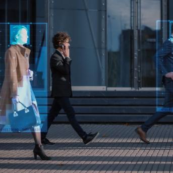 The Mobility Sphere Individus qui marchent certains au téléphone