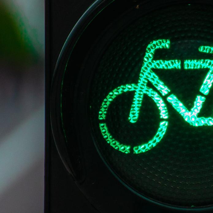 Feu tricolore avec un vélo