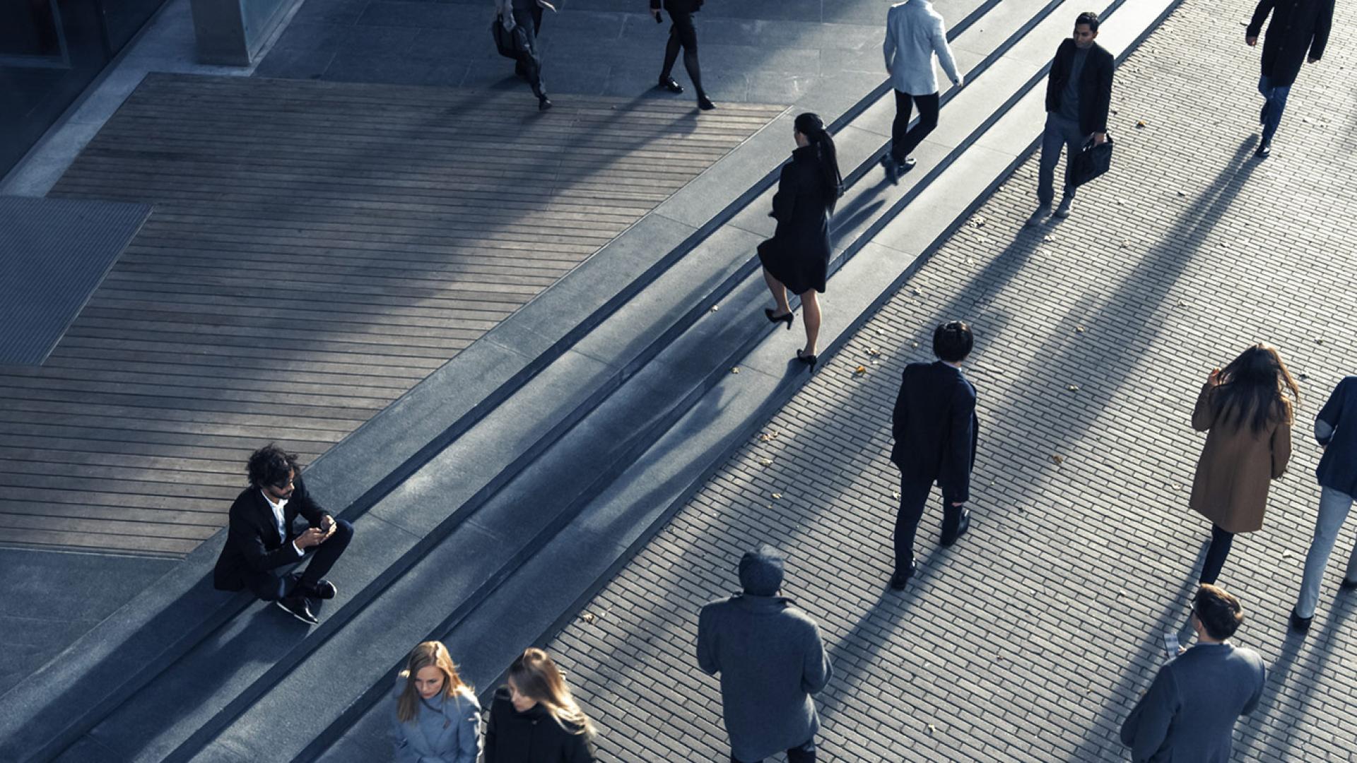Personnes dans la rue vue d'en haut