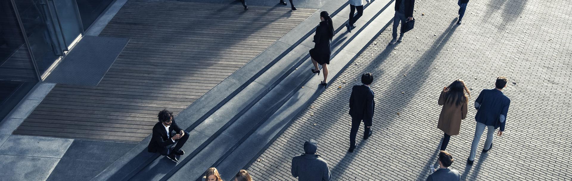 Personnes dans la rue vue d'en haut