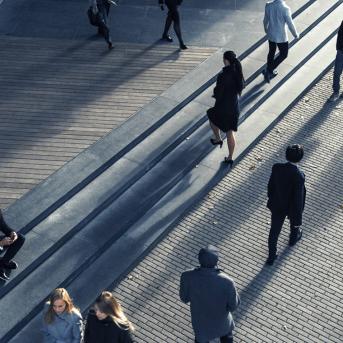 Personnes dans la rue vue d'en haut