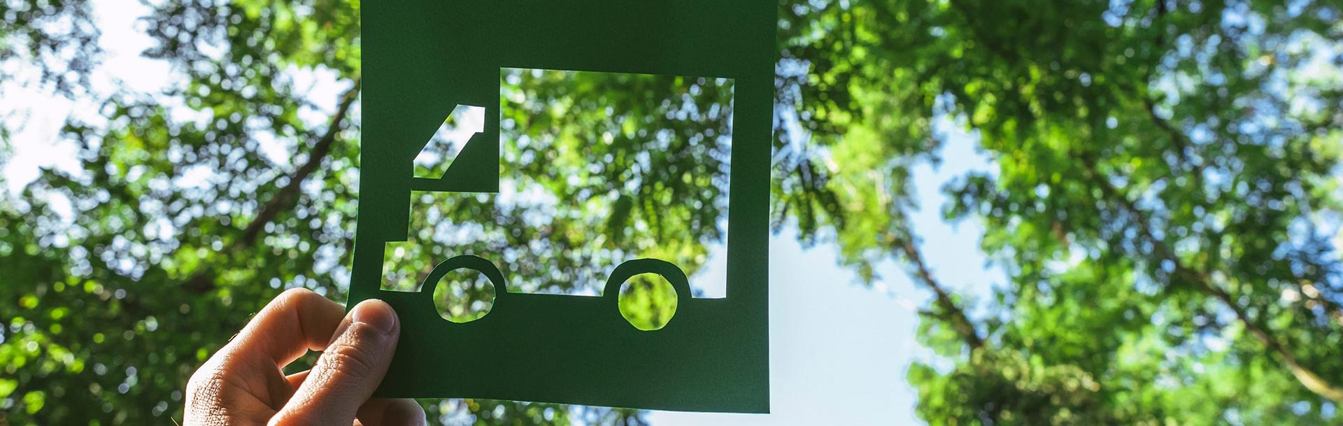 Camion découpé dans une feuille verte