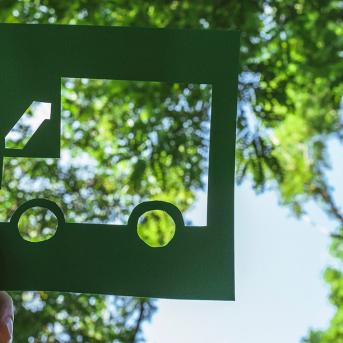 Camion découpé dans une feuille verte