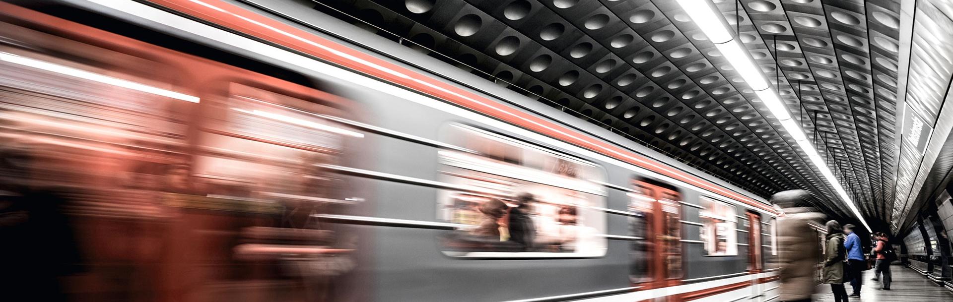 Personnes sur le quai avec un métro qui passe