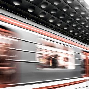 Personnes sur le quai avec un métro qui passe