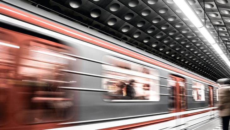 Personnes sur le quai avec un métro qui passe