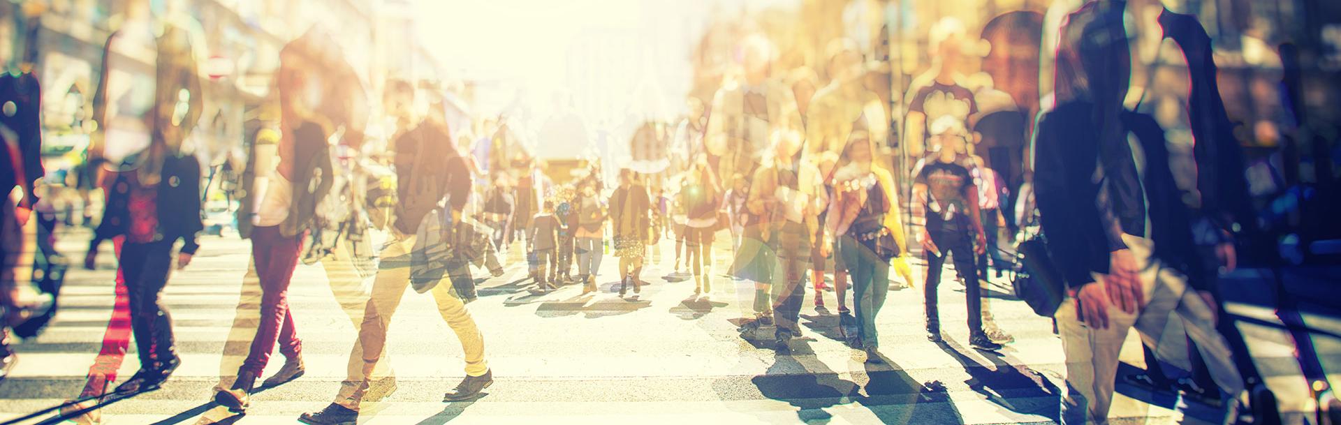 Personnes traversant le passage piéton