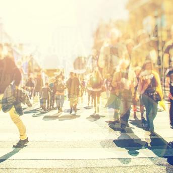 Personnes traversant le passage piéton