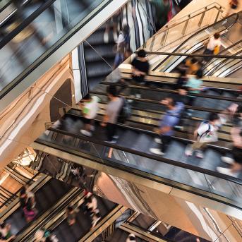 Personnes qui descendent par des escalators
