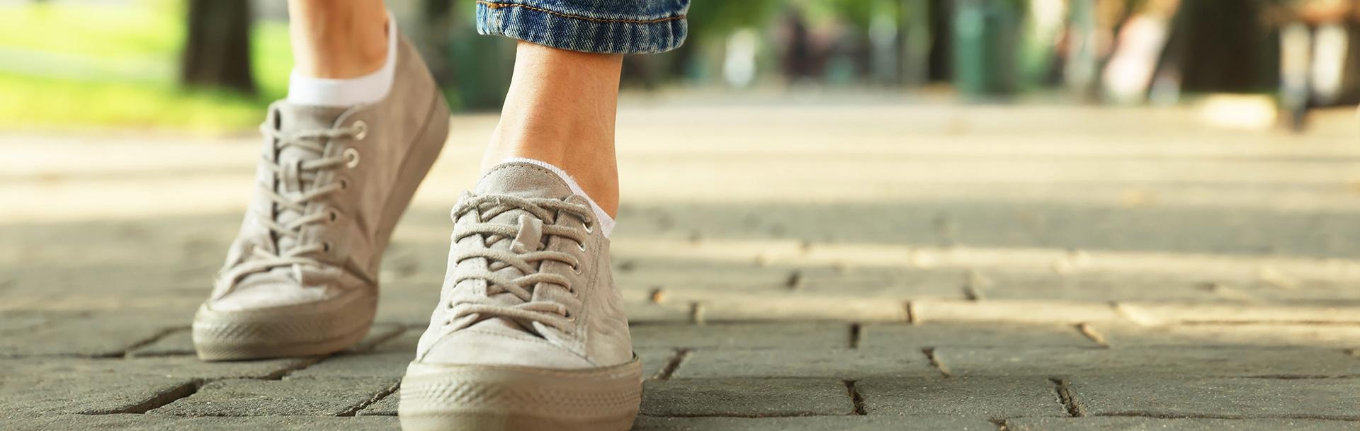 Pieds marchant sur des pavés