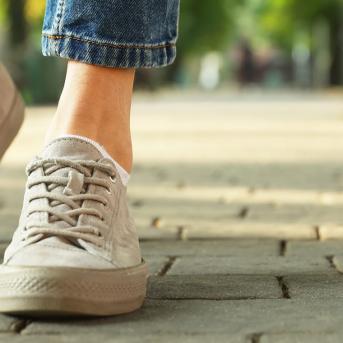 Pieds marchant sur des pavés