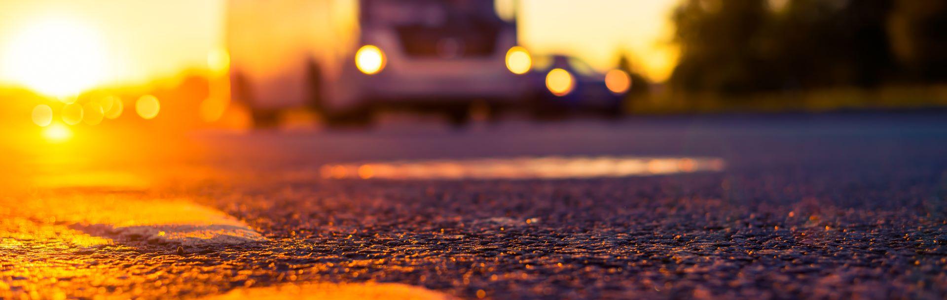 Image floutée avec un bus en fond