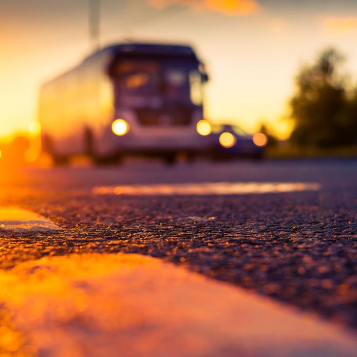 Image floutée avec un bus en fond