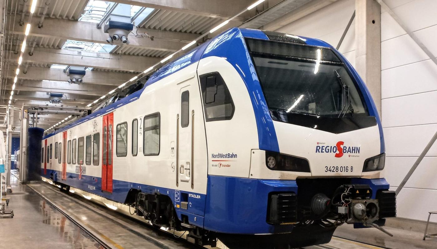 Trains allemands bleu et blanc à l'entrepôt
