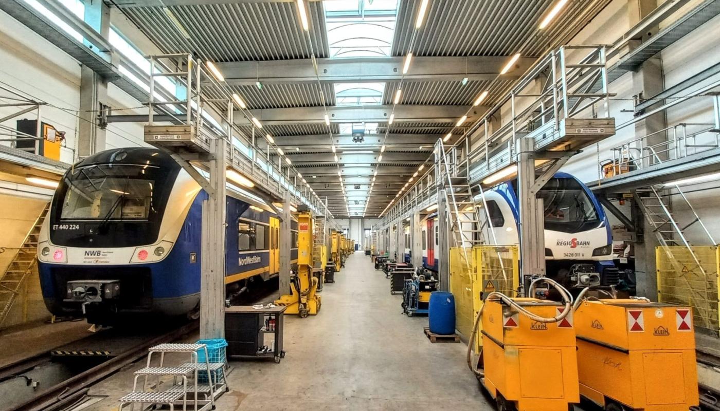 Trains allemands jaunes et bleu à l'entrepôt