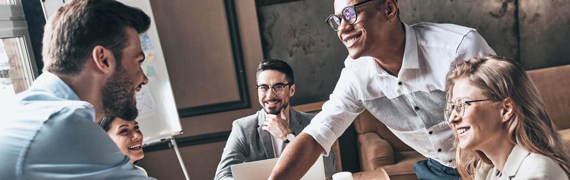 Poignée de main entre hommes et femmes