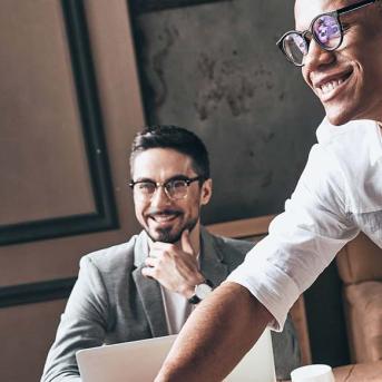 Poignée de main entre hommes et femmes