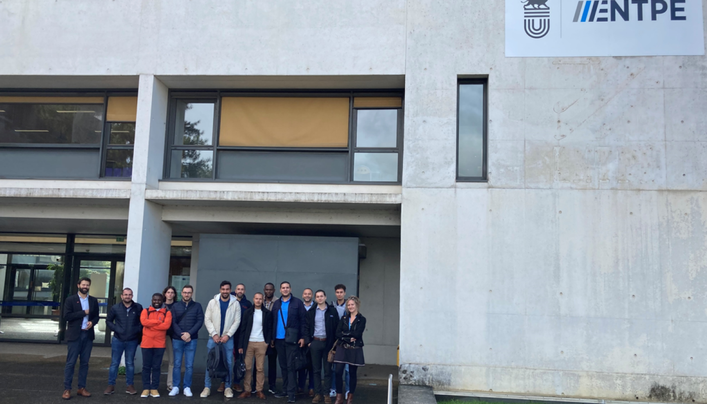 Transdev et l'ENTPE, photo de groupe devant le bâtiment de l'ENTPE