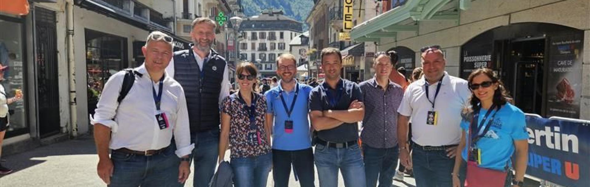 Groupe de personnes réunis pour lultra-Trail du Mont-Blanc