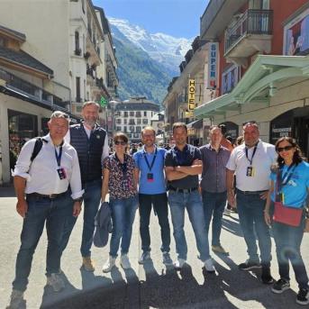 Groupe de personnes réunis pour lultra-Trail du Mont-Blanc