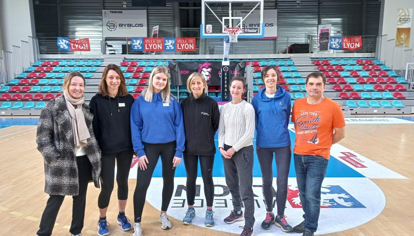 Photos de groupe : membres de l’ASVEL Féminin et partenaires