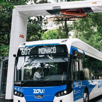 véhicules électriques articulés par pantographes