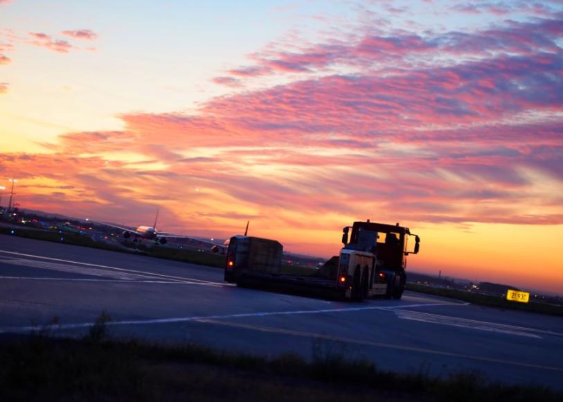 Véhicule de logistique aéroportuaire